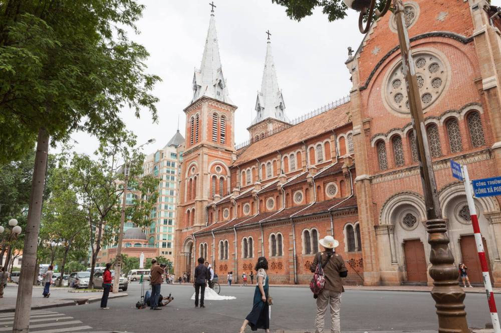 Una facciata della cattedrale di Notre Dame a Saigon.